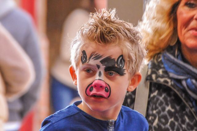 Kinderactiviteit schminken tijdens lentepret bij Boerderij de Boerinn in Kamerik, Groene Hart, kind met geschminkt dierengezicht tijdens boerderij evenement of familie-uitje.
