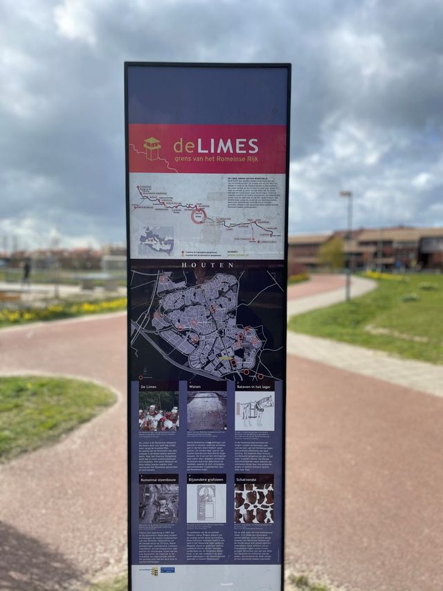 Een informatiezuil met het verhaal van de Limes in Houten.
