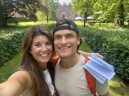 Chloe Sterk van Daily Nonsense maakt een selfie voor Kasteel Nemerlaer in Haaren