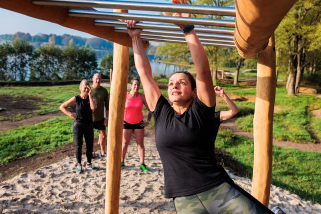 Mensen doen een work-out bij Muscle Beach.