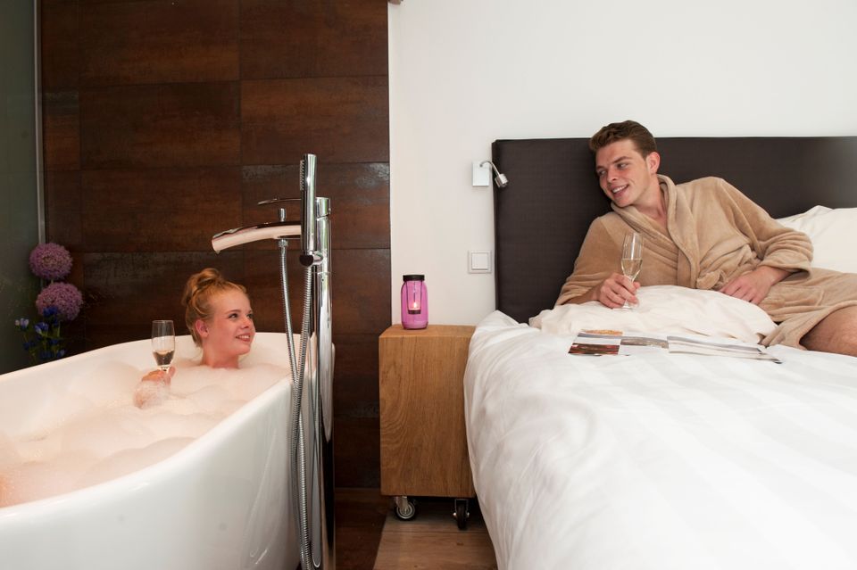 Impressie hotelkamer met bad
