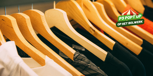 Kleding hangend aan kledinghangertjes