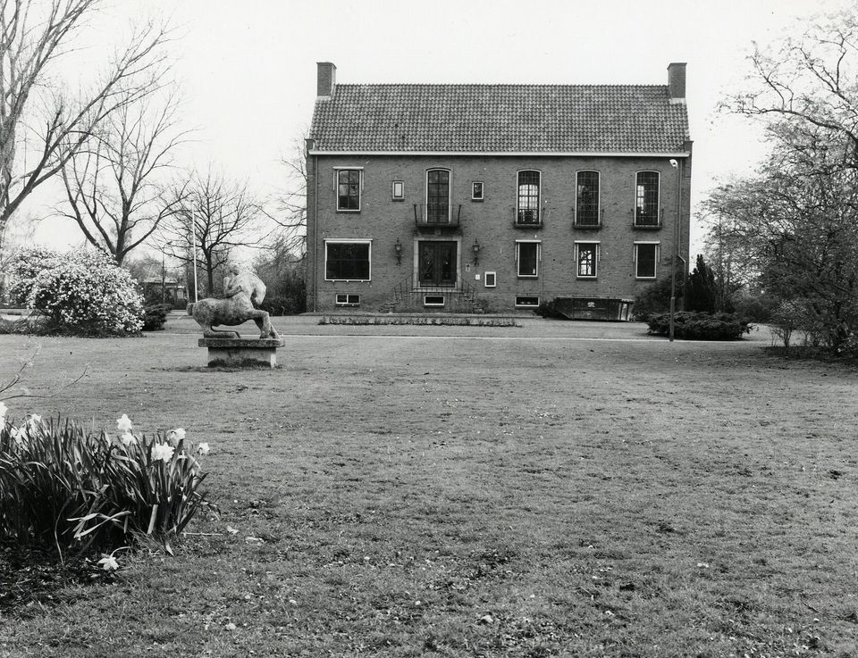 Zwart-witfoto van een historisch pand in Woerden met beeldentuin, gefotografeerd tijdens Open Monumentendag.