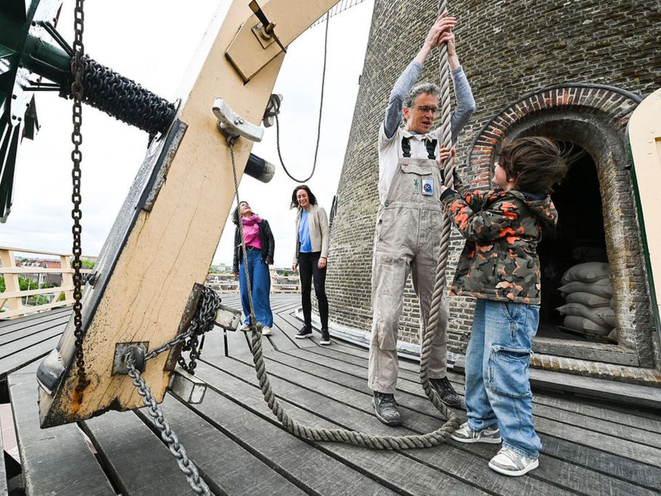 Een kleine jongen op avontuur bij Molen de Roos