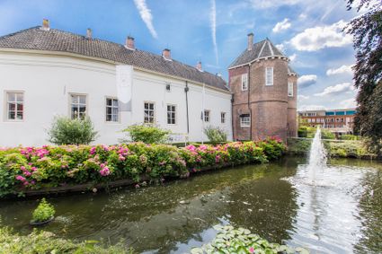 Exterieur van Kasteel Montfoort in Montfoort, met slotgracht, fontein en historische toren in het centrum van de stad.
