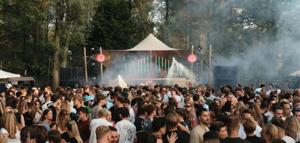 Een podium vol met mensen tijdens takkenbende Delft