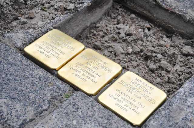 Struikelstenen voor vijftien Joodse en zeven Roma slachtoffers