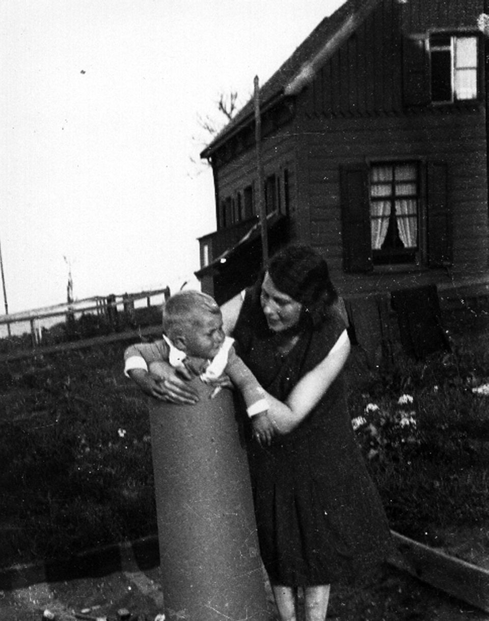 Zwart-wit foto van Foto moeder en zoon Alberts (30er jaren)