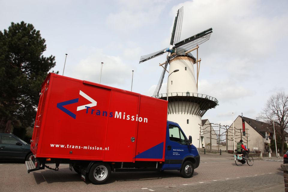 Foto van het busje van Bode Scholten, op het busje staat 'Trans Mission'.