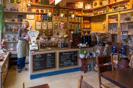 In het hart van Franeker vind je Caffè Mareli, een koffie- en theespeciaalzaak gevestigd in een authentieke kruidenierswinkel waar sfeer en smaak samenkomen.