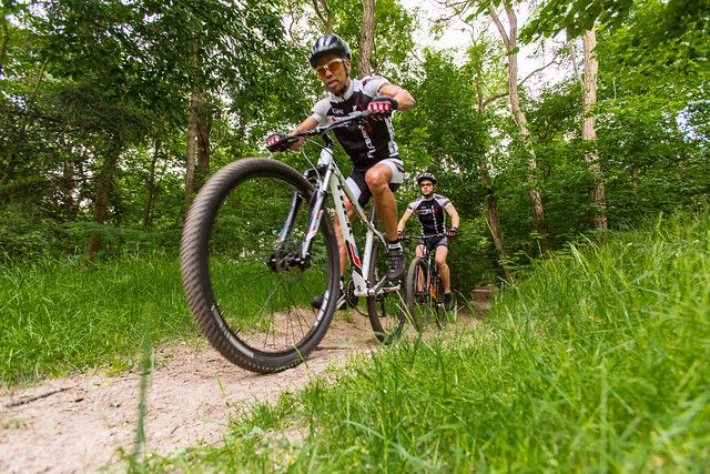 1 mountainbiker op het parcours
