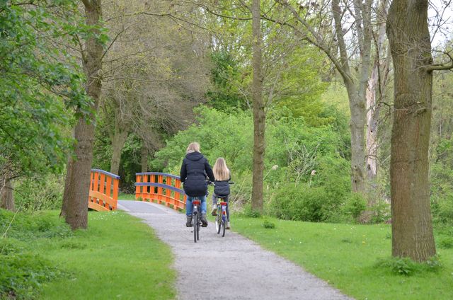 Moeder en dochter fietsen door de natuur van het Flevo-landschap in Flevoland