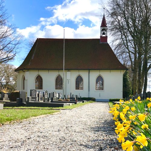 Julianakerk Kolham met narcissen