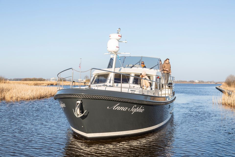 een boot op het water in de winter