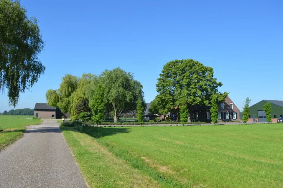 zicht op de boerderij