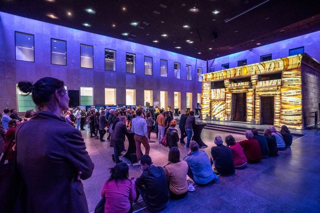 Visitors for the first edition of Leiden loves Science in Rijksmuseum Oudheden