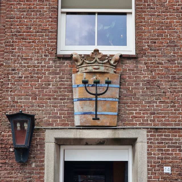 Een plaquette van het Wapen van Oostzaan