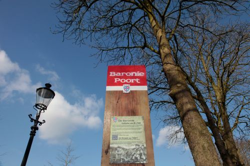 Baroniepoort paal met lucht als achtergrond