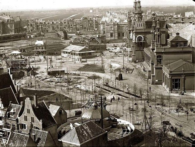 Opbouw Wereldtentoonstelling voor het Hotel- en Reiswezen, Museumplein, gezien vanaf toren Rijksmuseum, A’dam, 13 april 1895