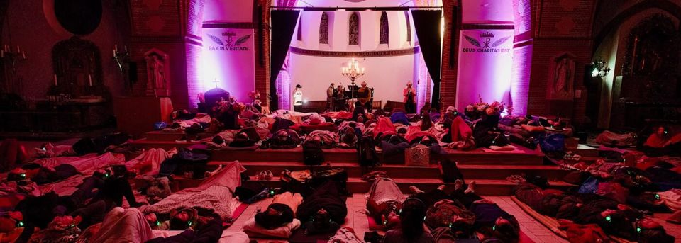 Ligconcert waarbij de bezoekers op yogamatjes liggen
