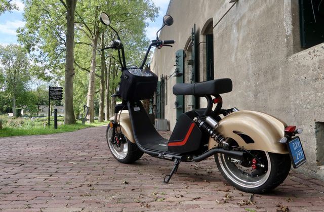 Een scooter van Visit Beemster bij Fort Resort Beemster