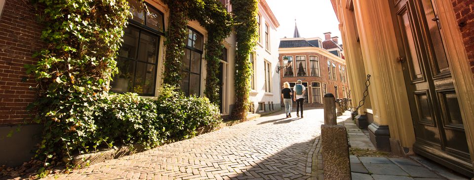 Wandelen tussen de oude gebouwen in het centrum van Leeuwarden