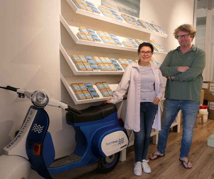 Op-Schouwen-Duiveland-Dorianne-Kalverboer-Binnen-Bij-Dutch-Soap-Staat-Bij-Blauwe-Motor-Met-Man-Naast-Zich