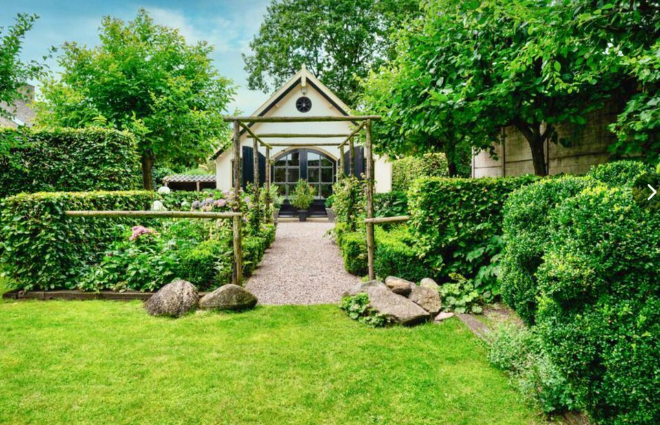 B&B EemNes doorkijkje vanuit de tuin naar het guesthouse