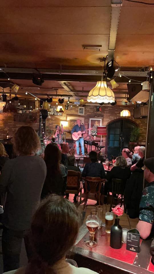 Gezelligheid met live muziek in de Pub
