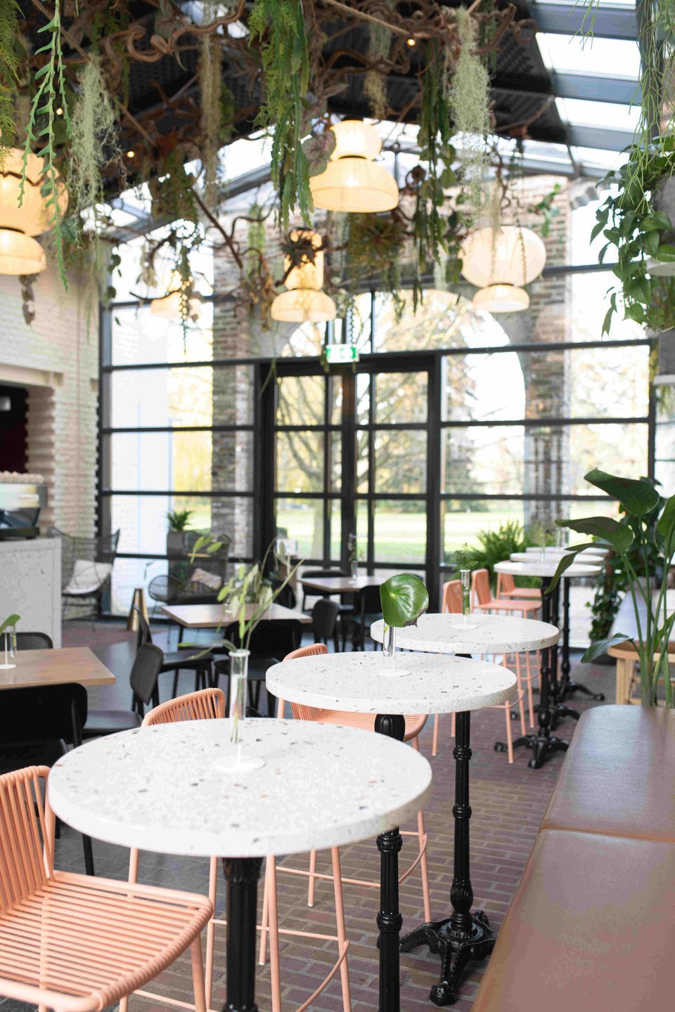 Buitengoed Vaeshartelt interior high tables