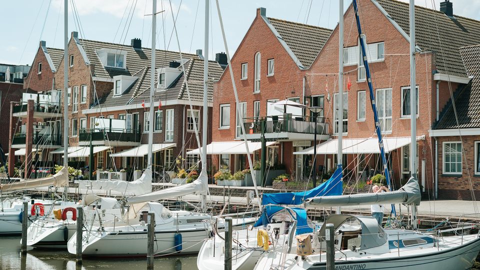 Bootjes en huizen haven Oude-Tonge