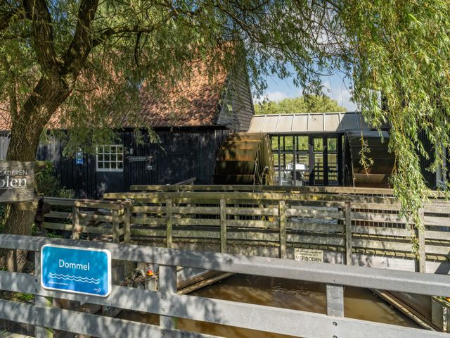 Molen bij de dommel met een blauwbordje waarop staat "dommel"