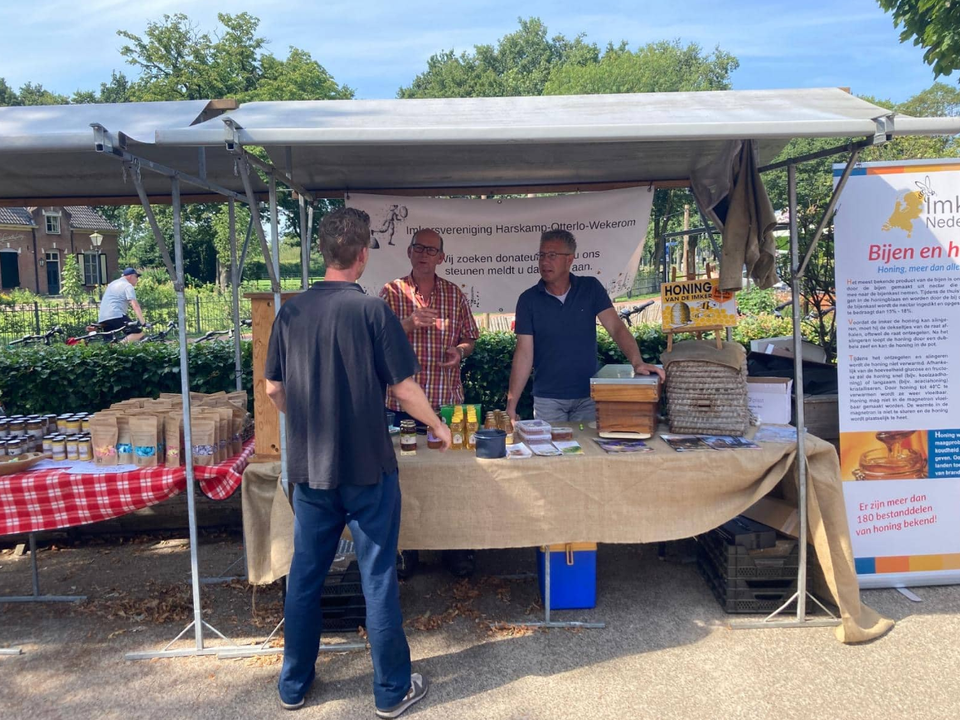 Kraampje met honing op Open dag Imkersvereniging HOW