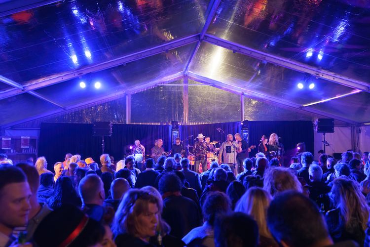 Koningsnacht in Maxima Feesttent op het Maurickplein in Vught