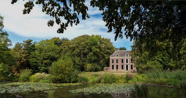 De achterkant van Landhuis Oud Amelisweerd wat grenst aan de Kromme Rijn