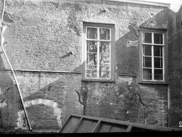 De buitenkant van het Refugiehuis voor de restauratie. 