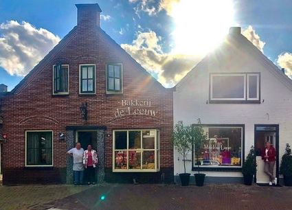 Gevel van Bakkerij De Leeuw in Zegveld, een ambachtelijke bakkerij in het Groene Hart waar bezoekers terechtkunnen voor vers brood, gebak en lokale lekkernijen.
