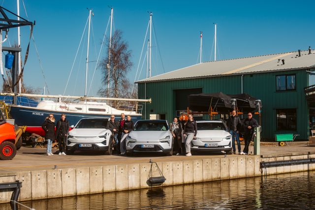 Duitse pers met elektrische auto's bij Impacd boats