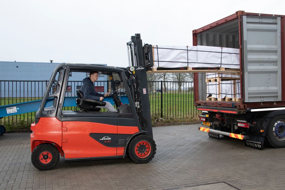 Vracht inladen op een industrieterrein in Zeewolde, Flevoland