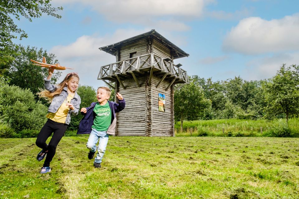 Kinderen spelen bij Romeinse Wachttoren in Bunnik