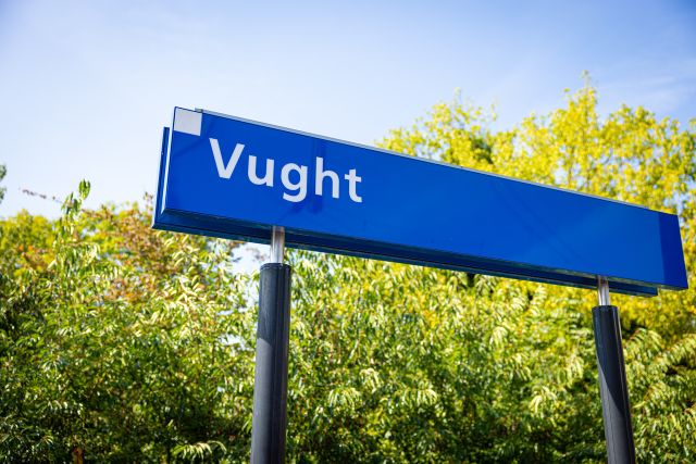 Blauw NS Stationsbord met de naam Vught.