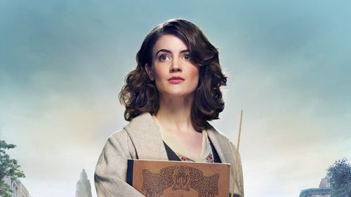 Een vrouw die een boek vast houdt