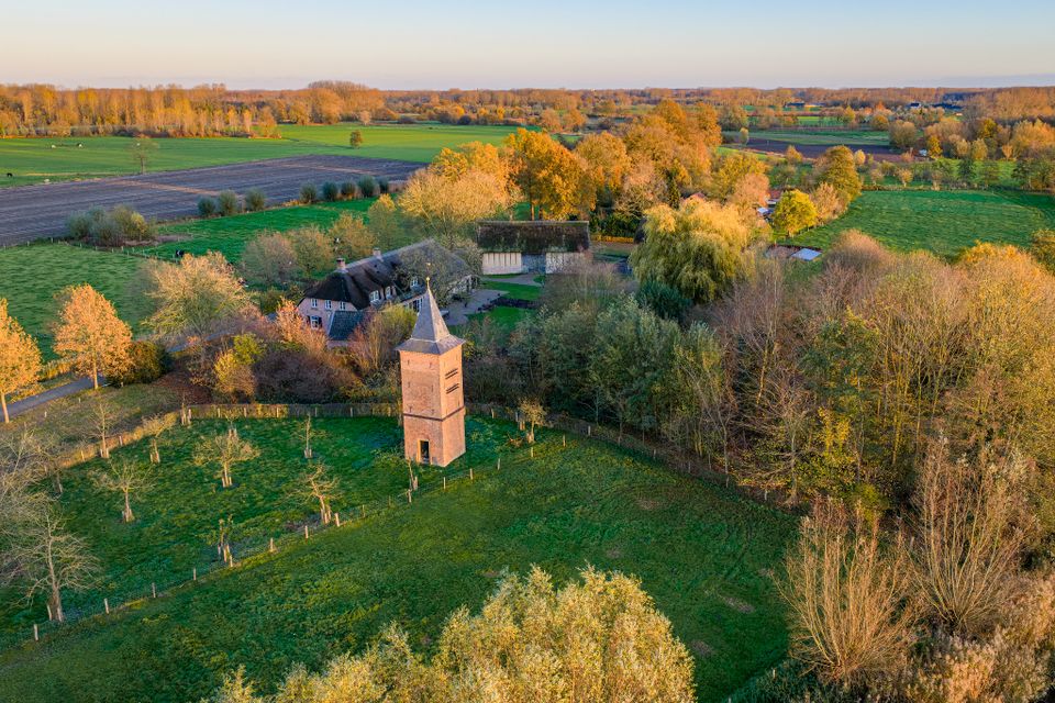 Luchtfoto van Het Groot Duijfhuis en de Duiventoren in Liempde, Noord-Brabant