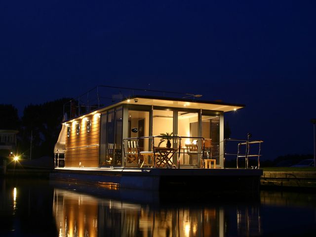 houseboat in het donker