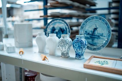 In de fabriek van Royal Delft kijkend naar de stappen van het productieproces van Delfts Blauw