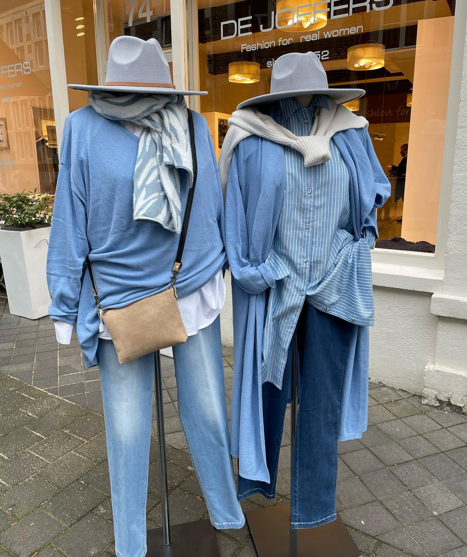De Joffers winkel Wyck Maastricht twee paspoppen buiten