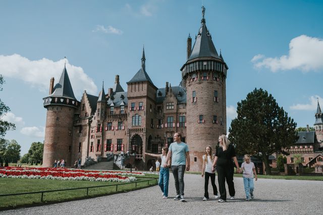 Gezin loopt buiten door de tuinen van Kasteel de Haar
