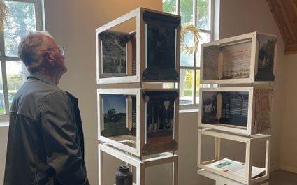 Man die de expositie bij Hoeve Koning Willem III bekijkt