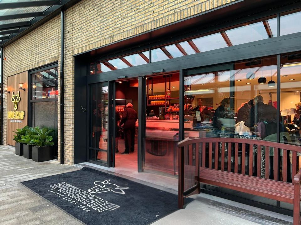 Winkel van Runderkamp bij Winkelcentrum De Stient in Volendam.