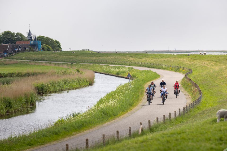 Fietsen langs het IJsselmeer in Friesland